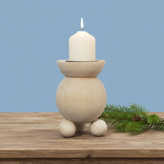 großer Kugelleuchter aus Holz in natur von Larrsons trä mit brennender Blockkerze vor blauem Hintergrund und Tannenzweig