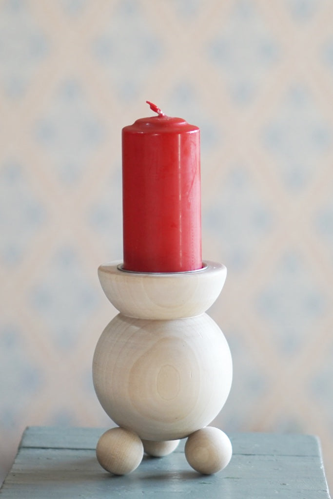 großer Kugelleuchter aus Holz in natur von Larrsons trä mit roter Blockkerze