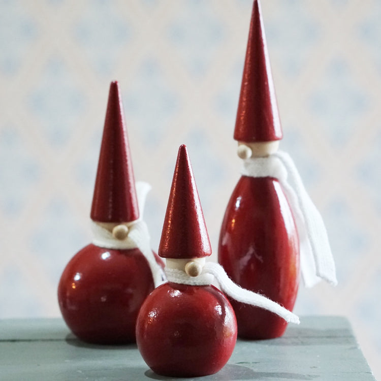 zwei Kugelwichtel in verschiedenen Größen und ein Kegelwichtel, alle mit weißem Schal