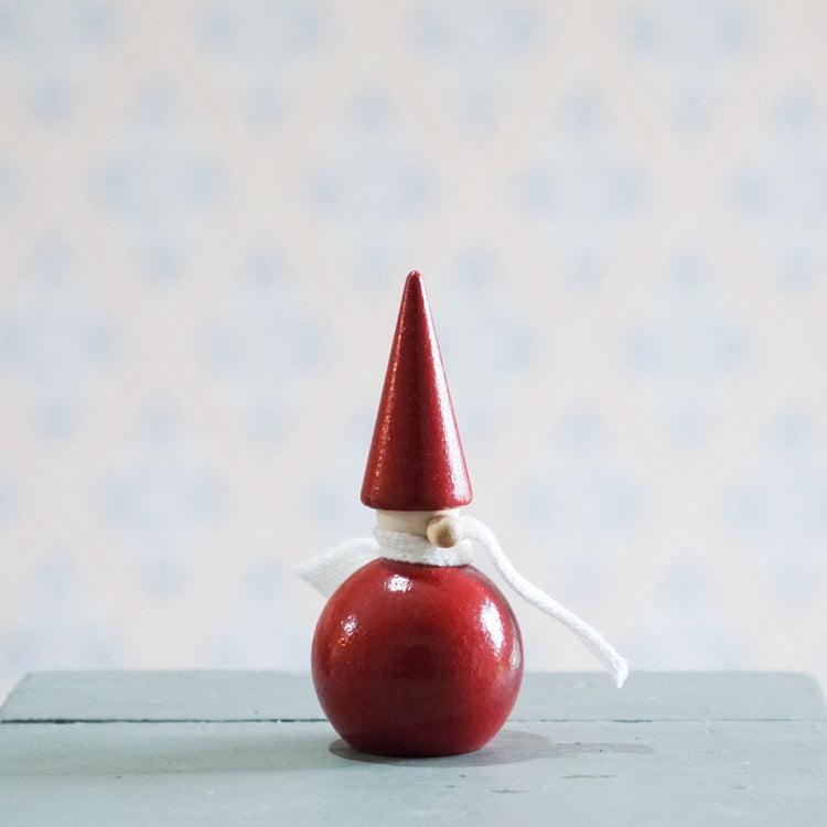 kleiner Kugelwichtel mit weißem Schal