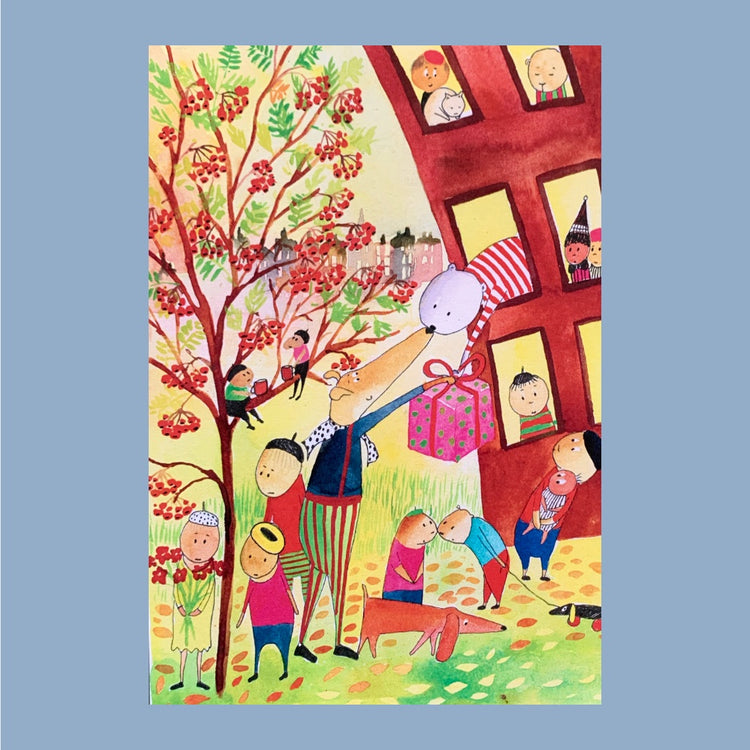 ein Wesen beugt sich aus dem Fenster und übergibt ein Paket an einen draußen stehende