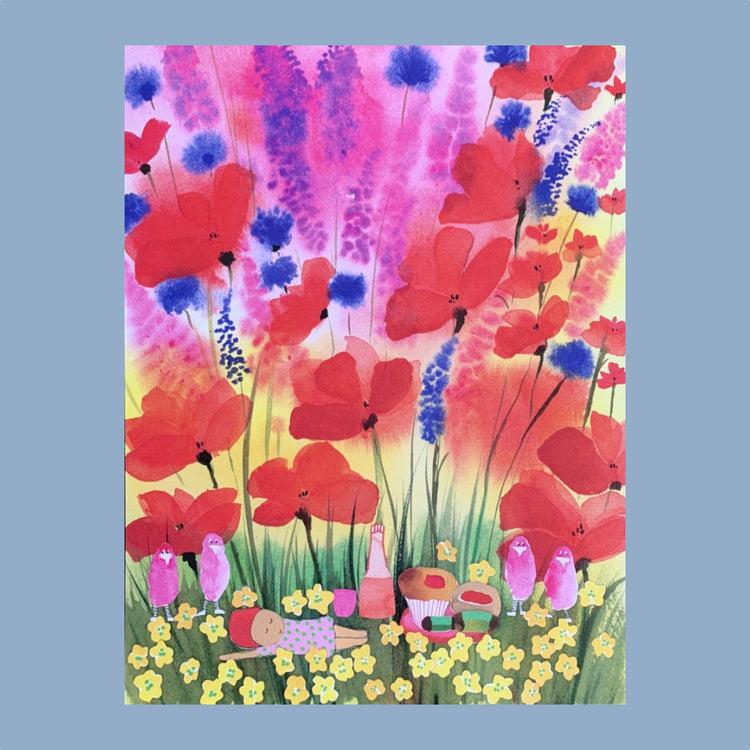 Mohnblüten in Aquarell auf dem ganzen Blatt, unter ihnen kleine Wesen beim Picknick