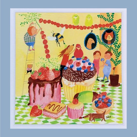 auf grün kariertem Fußboden stehen übergroße Küchlein dekoriert mit Waldbeeren, über allem hängt eine Girlande aus aufgefädelten Walderdeeren.