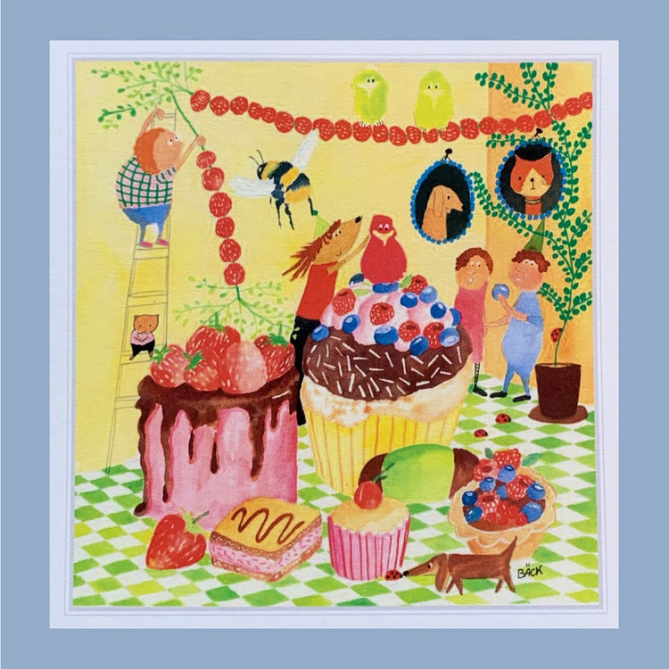 auf grün kariertem Fußboden stehen übergroße Küchlein dekoriert mit Waldbeeren, über allem hängt eine Girlande aus aufgefädelten Walderdeeren.