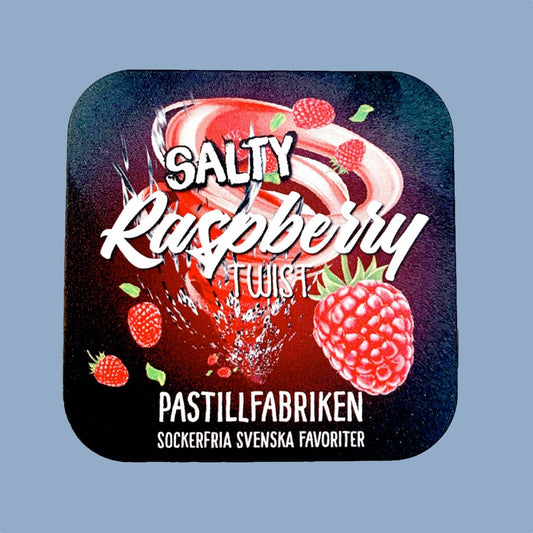 Deckel der Dose Salz-Himbeer-Lakritze von Pastillfabriken vor hellblauem Hintergrund