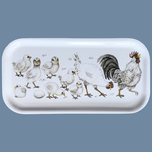 Längliches Tablett mit Hahn, Hühnchen und Küken strolling around von Charlotte Nicolin