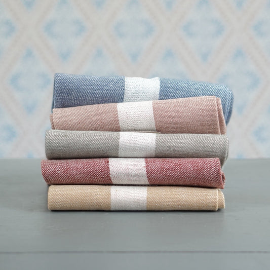 Hantuch Linjal aus Leinen im Stapel mit verschiedenen Farben vor Schwedentapete