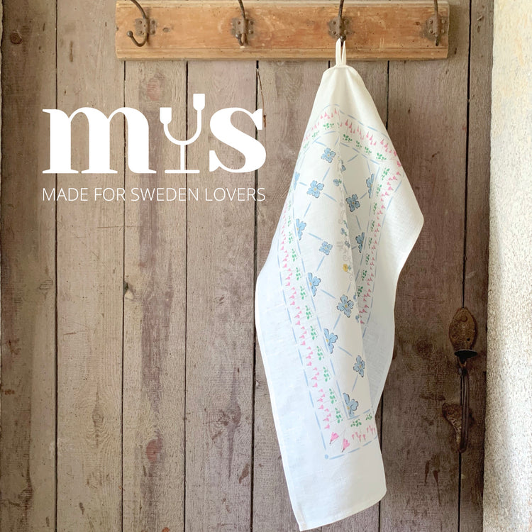 Handtuch Linnea an alter Tür mit MYS Claim, made fir sweden lovers