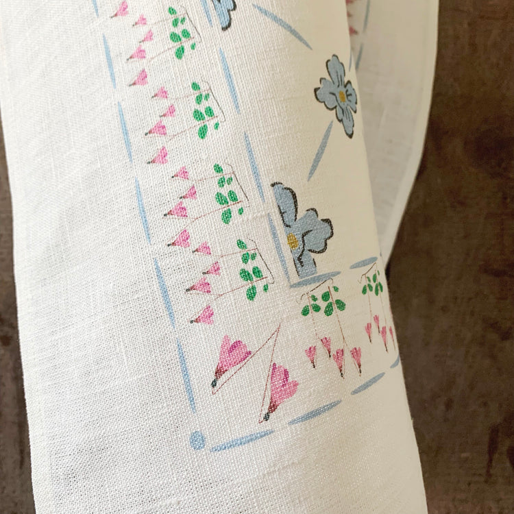 Detail der Kante mit Linneablüten des Handtuchs Linnea aus Leinen