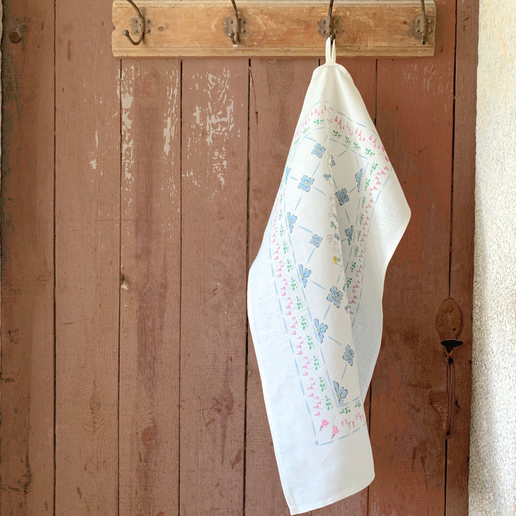 Handtuch Linnea an Haken vor alter, roter Tür