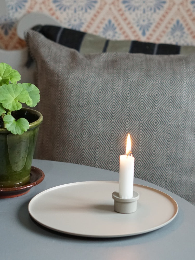 Adapter Kerzenhalter aus Metall in Farbe kalk auf Ljusfat Kerzenhalter aus Metall in Farbe kalk auf Tisch mit Blumentopf stehend vor Sofakissen in Leinen