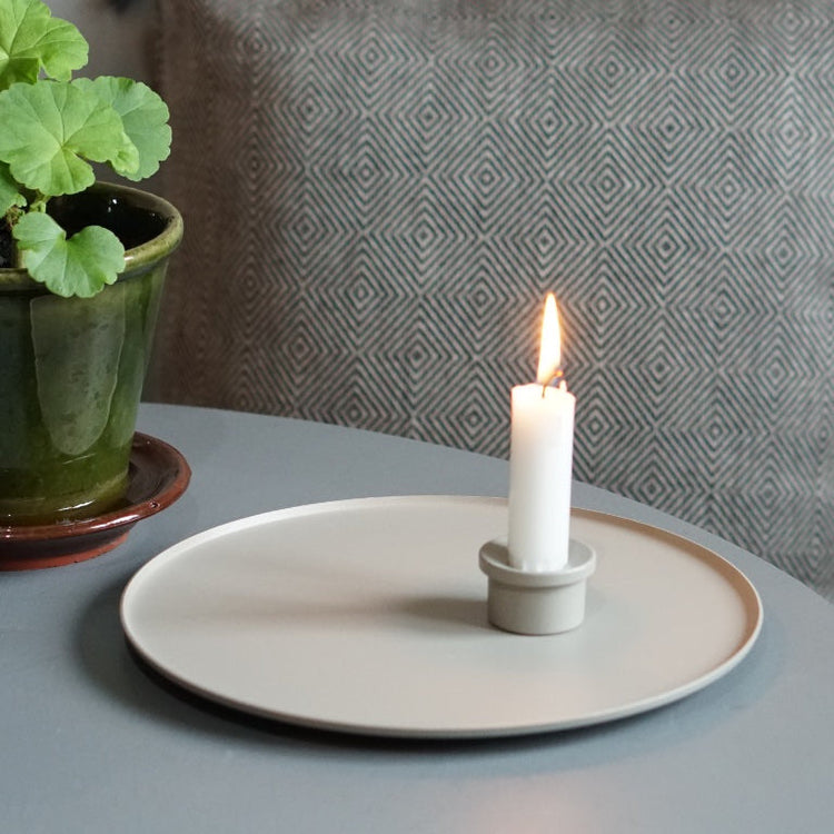 Adapter Kerzenhalter aus Metall in Farbe kalk auf Ljusfat Kerzenhalter aus Metall in Farbe kalk auf Tisch mit Blumentopf stehend vor Sofakissen in Leinen