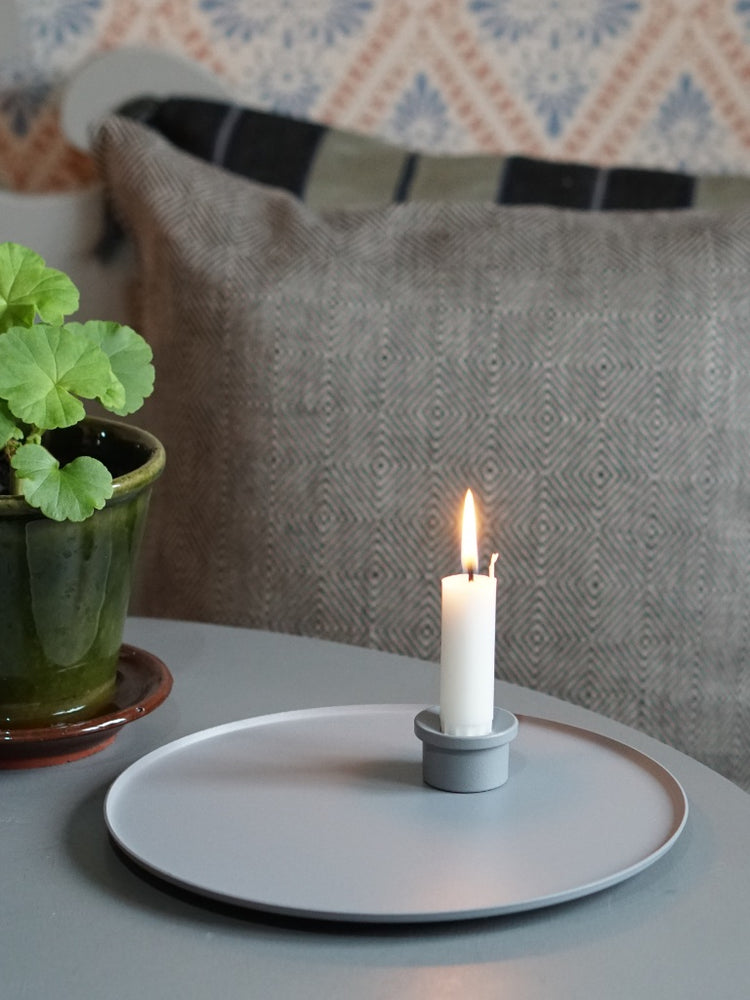 Adapter Kerzenhalter aus Metall in Farbe nebel auf Ljusfat Kerzenhalter aus Metall in Farbe nebel auf Tisch mit Blumentopf stehend vor Sofakissen in Leinen