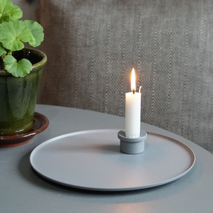 Adapter Kerzenhalter aus Metall in Farbe nebel auf Ljusfat Kerzenhalter aus Metall in Farbe nebel auf Tisch mit Blumentopf stehend vor Sofakissen in Leinen