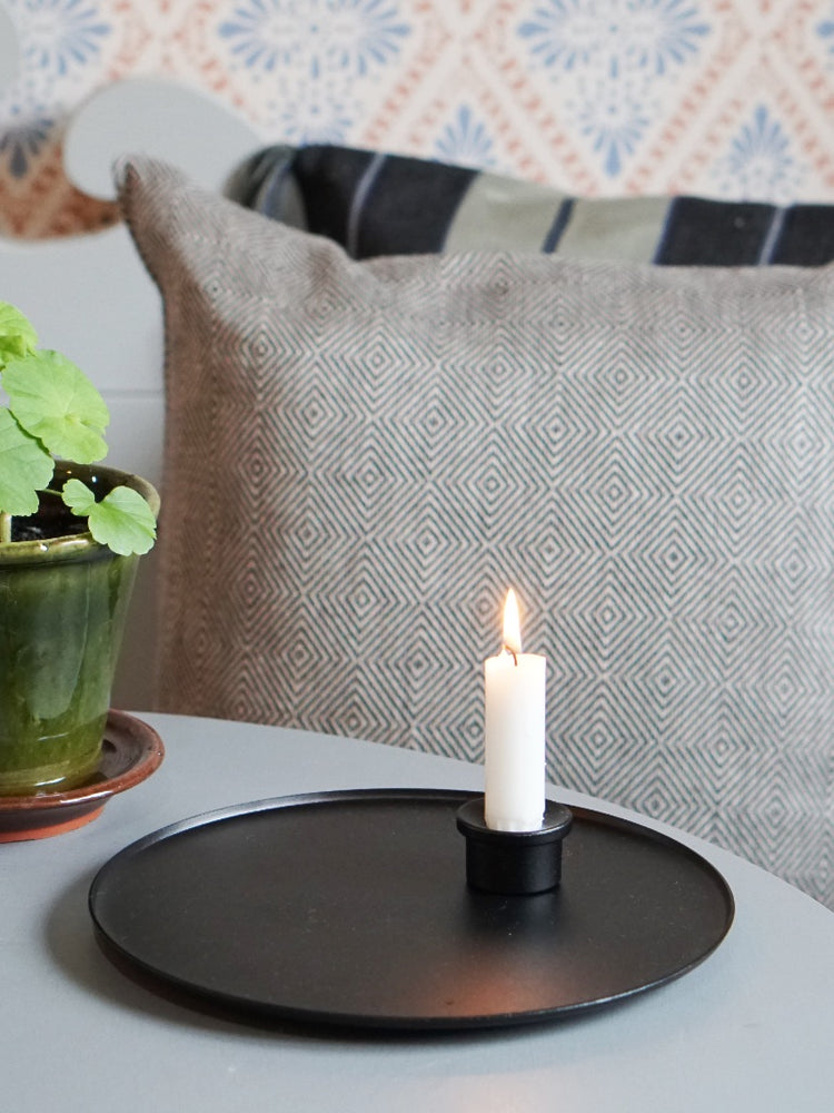 Adapter Kerzenhalter aus Metall in Farbe schwarz auf Ljusfat Kerzenhalter aus Metall in Farbe schwarz auf Tisch mit Blumentopf stehend vor Sofakissen in Leinen