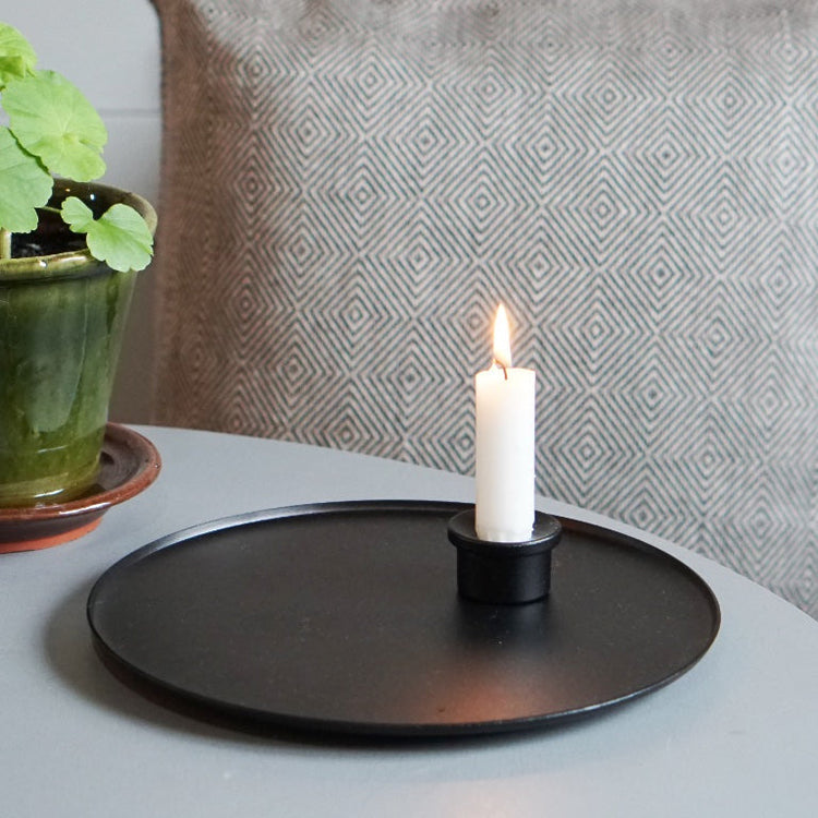 Adapter Kerzenhalter aus Metall in Farbe schwarz auf Ljusfat Kerzenhalter aus Metall in Farbe schwarz auf Tisch mit Blumentopf stehend vor Sofakissen in Leinen
