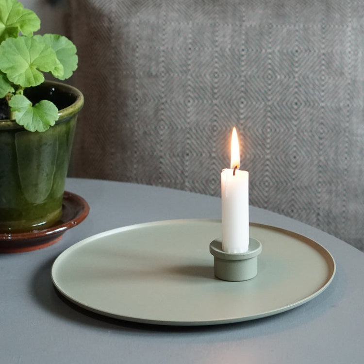 Adapter Kerzenhalter aus Metall in Farbe wiese auf Ljusfat Kerzenhalter aus Metall in Farbe wiese auf Tisch mit Blumentopf stehend vor Sofakissen in Leinen