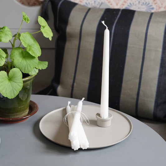 Kerzenteller Ljusfat in kalk sowie Kerzenhalter Adapter in Kalk mit weißer aufgesteckter Kerze, drei Kerzen liegen auf dem Teller