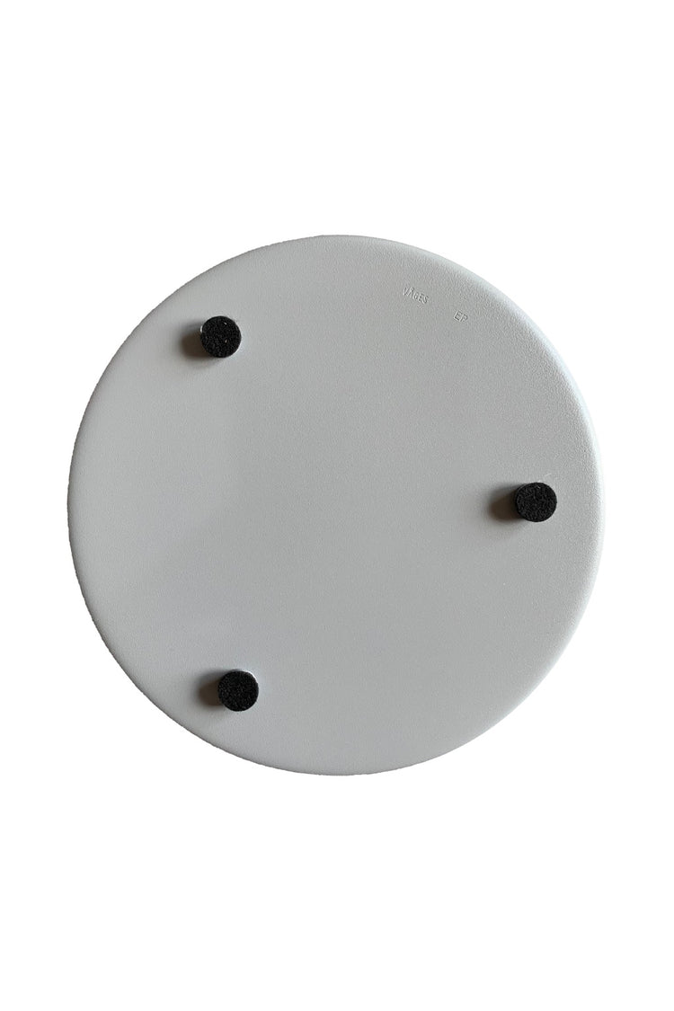 Unterseite des Kerzentellers Ljusfat aus Metall mit drei kleinen filzbedeckten Füßchen