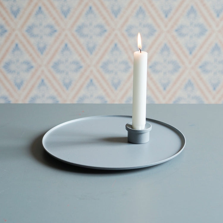 Kerzenteller Ljusfat und Adapter Unterteil in nebel mit Kerze vor schwedischer Tapete