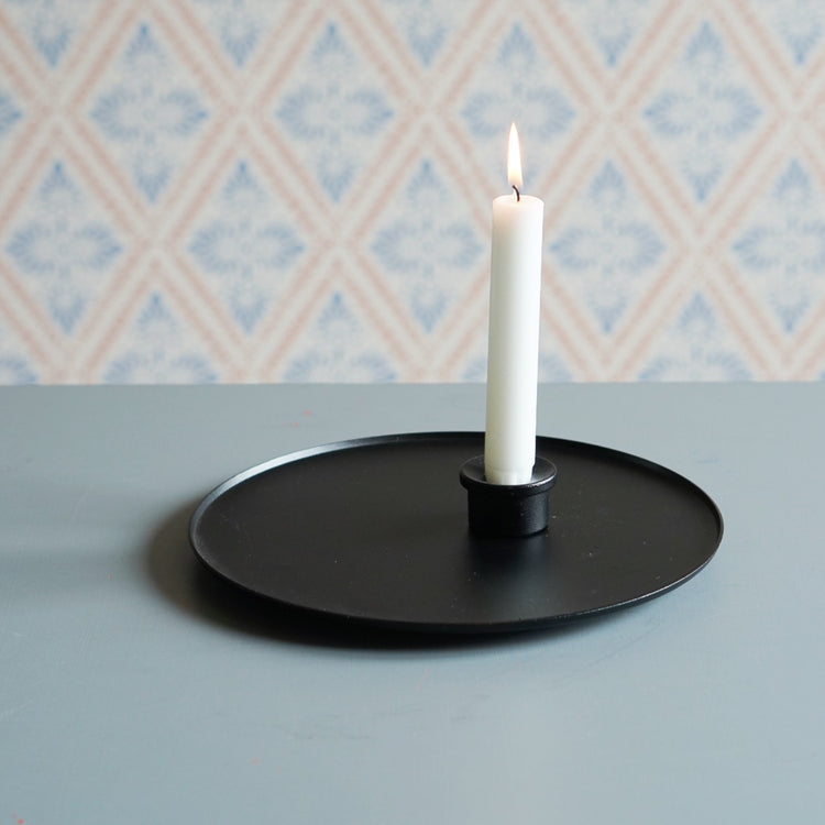 Kerzenteller Ljusfat und Adapter Unterteil in schwarz mit Kerze vor schwedischer Tapete