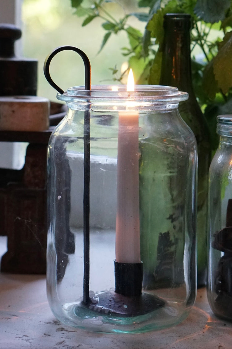 Kerzenhalter Lykta von Våges in altem Einweckglas auf Fensterbrett mit Minze