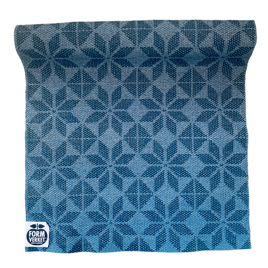 Outdoorläufer Marokko blau halb zusammengerollt