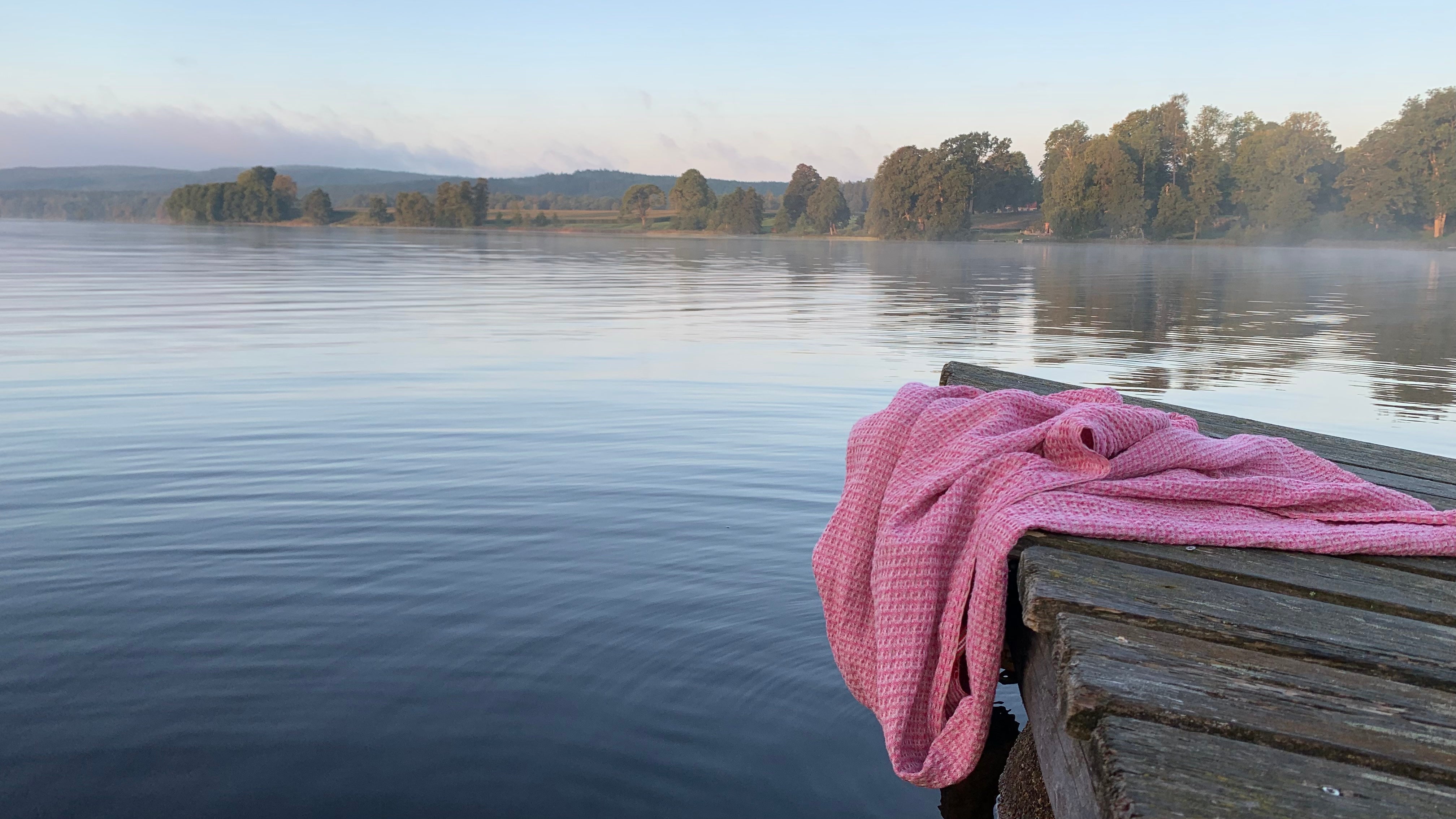 Badetuch Leinen Bubbel cerise auf Bootssteg am See in Schsweden