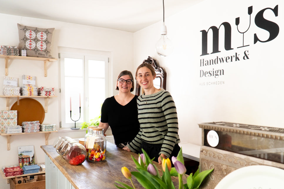 Marie und Antje an Ladentheke im Hintergrund mys Logo an Wand