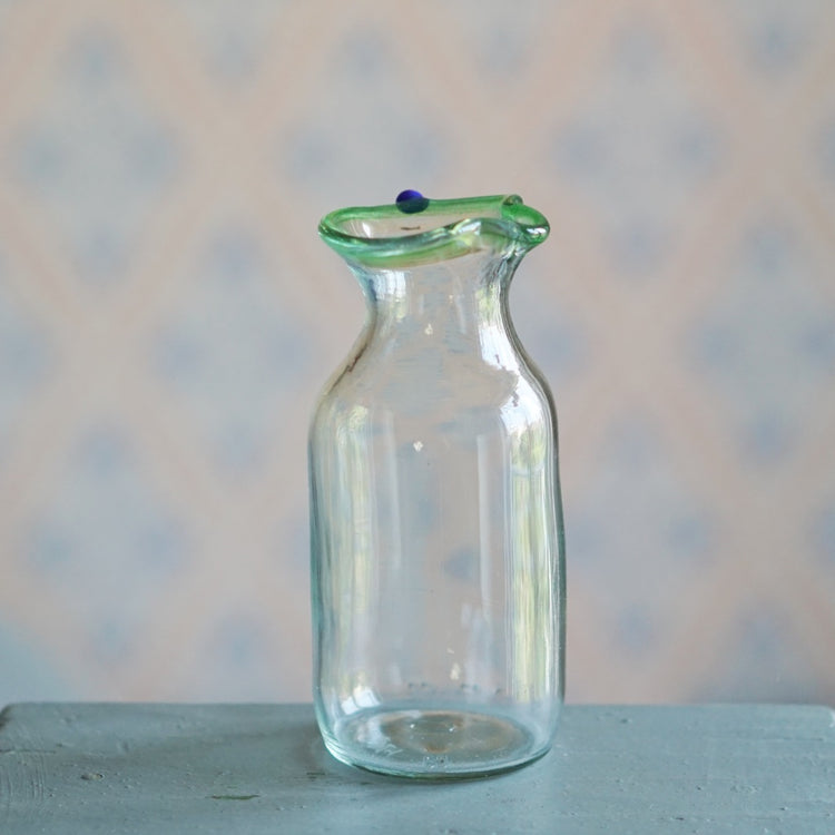 Milchkännchen aus Glas mit grünem Rand und kleiner blauer Glasperle am Rand von Persson&Persson erhältlich bei MYS