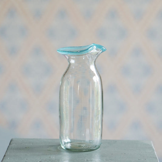 Milchkännchen aus Glas mit hellblauem Rand von Persson & Persson erhältlich bei Mys