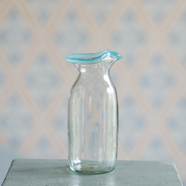 Milchkännchen aus Glas mit hellblauem Rand von Persson & Persson erhältlich bei Mys