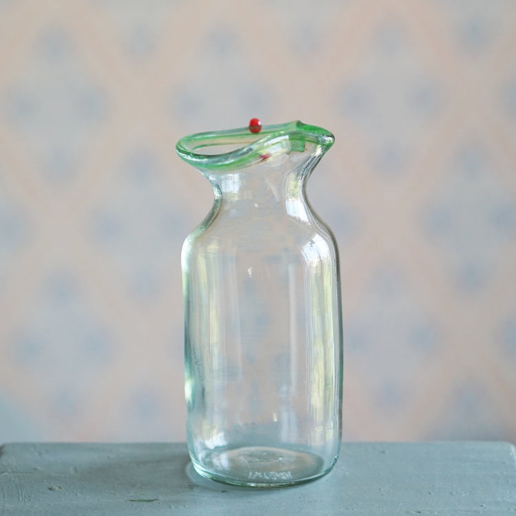 Milchkännchen aus Glas mit grünem Rand und kleiner roter Glasperle am Rand von Persson&Persson erhältlich bei MYS