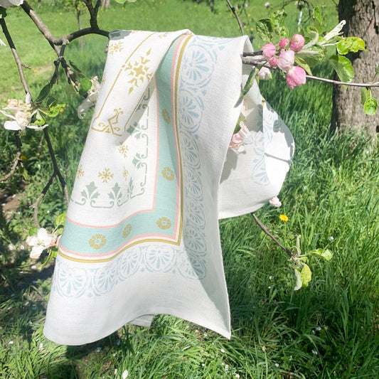 Leinen Handtuch Nääs an Apfelbaum hängend