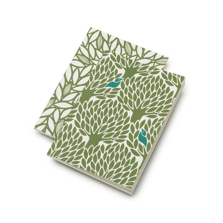 zwei Notibücher in verschiedenen Designs in Grün