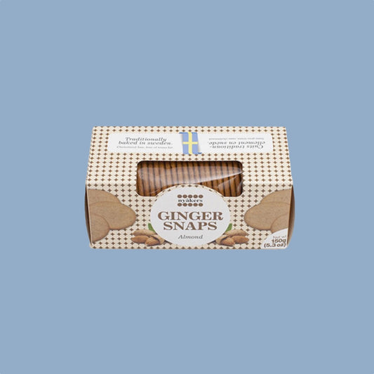 Schachtel Pfefferkuchen mit Geschmack Mandel vor hellblauem Hintergrund