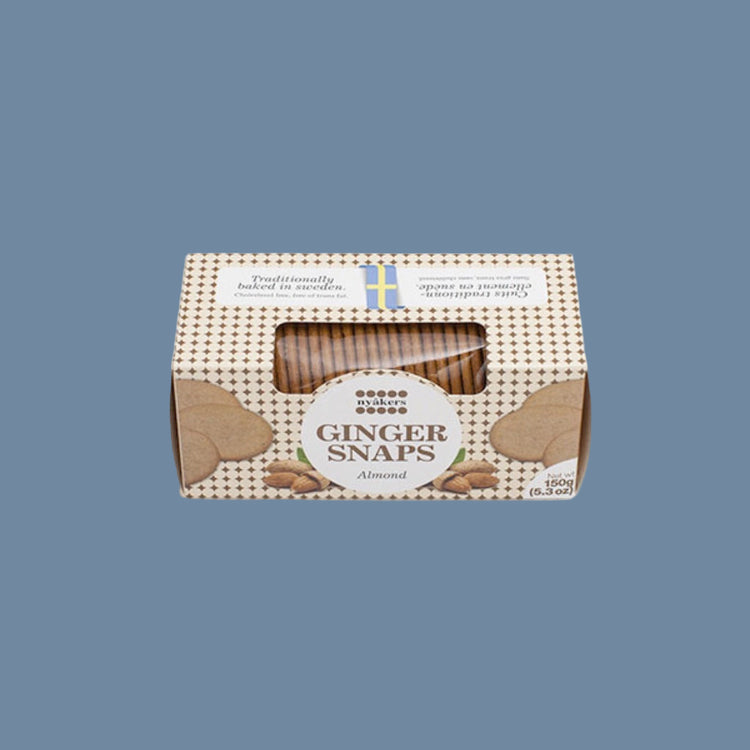 Schachtel Pfefferkuchen mit Geschmack Mandel vor hellblauem Hintergrund