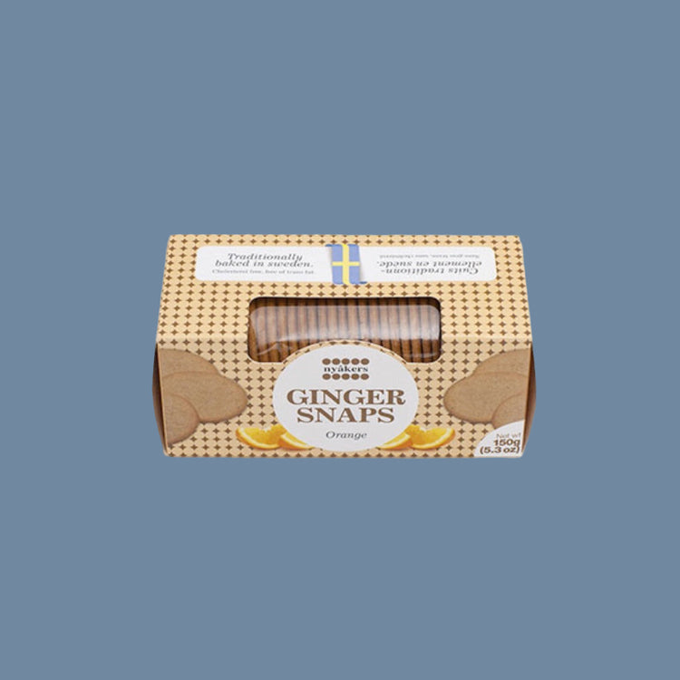 Schachtel Pfefferkuchen mit Geschmack Orange vor hellblauem Hintergrund