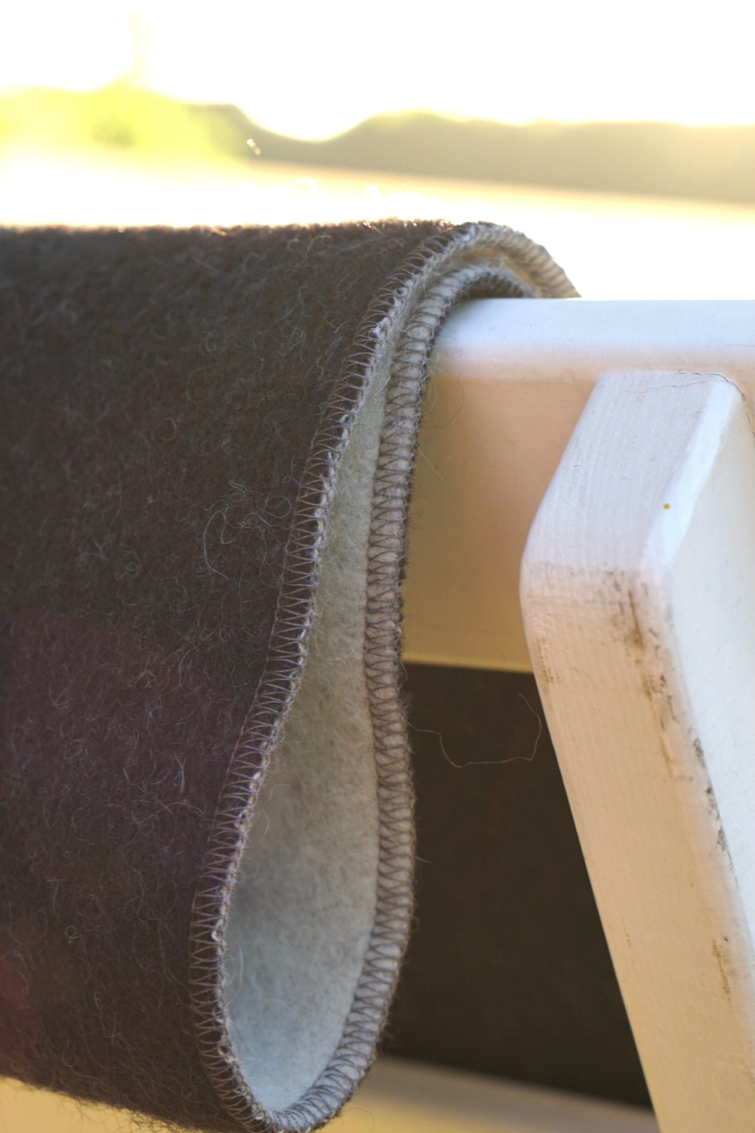 Detailaufnahme des Outdoor Sitzkissen aus Wolle von eldblå mit Kantstich