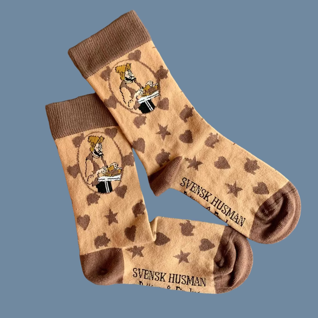 Hellbraune Socken mit dunkelbrauner Spitze, Ferse, Bündchen mit Pefferkuchenherzen, -schweinen, - sternen und Pettersson