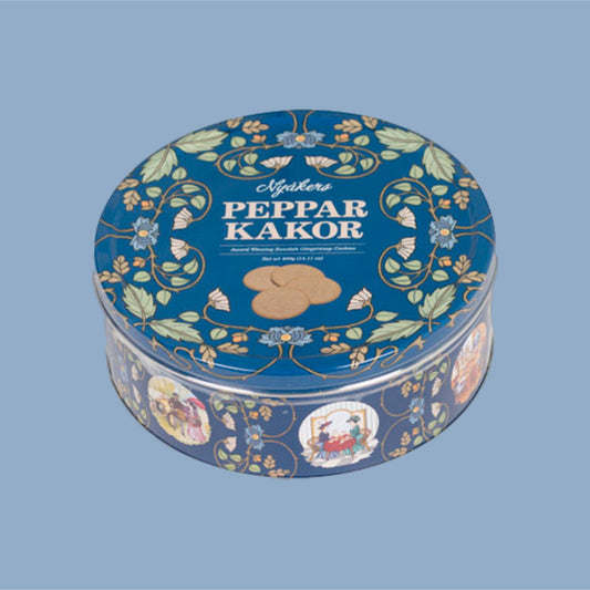 blaue Pfefferkuchendose vor hellblauem Hintergrund