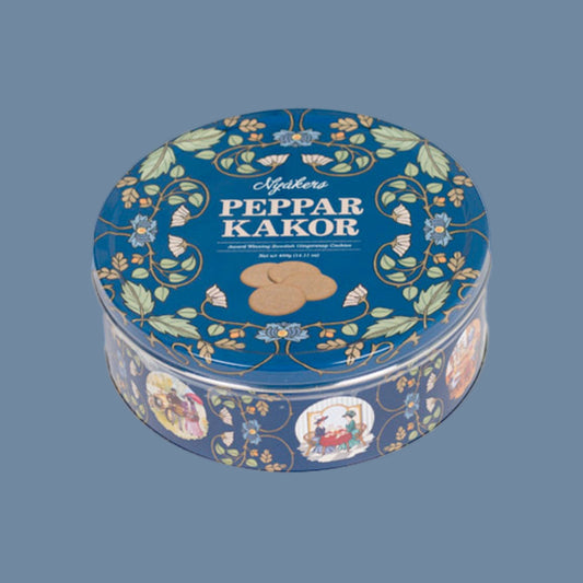 blaue Pfefferkuchendose vor hellblauem Hintergrund