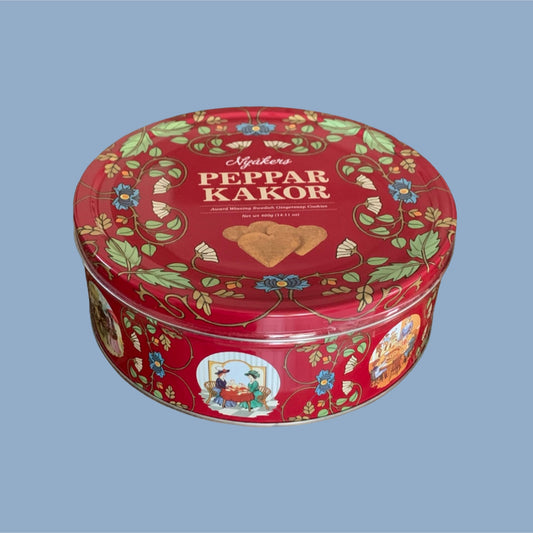 rote Dose Nyåkers Pfefferkuchen vor hellblauem Hintergrund