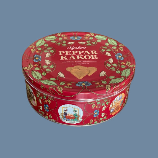 rote Dose Nyåkers Pfefferkuchen vor hellblauem Hintergrund