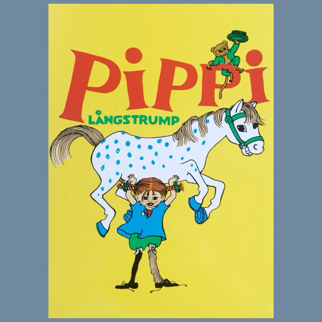 Illustration von Pippi, die den kleinen Onkel stemmt vor gelbem Hintergrund, in roten Großbuchstaben steht darüber Pippi, in grünen Großbuchstaben und kleiner geschrieben Långstrump