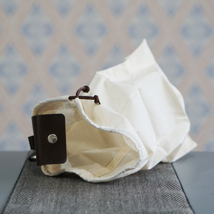 offener Pilzbeutel aus Baumwolle mit Lederhülle von Nya Makeriet erhältlich bei Mys