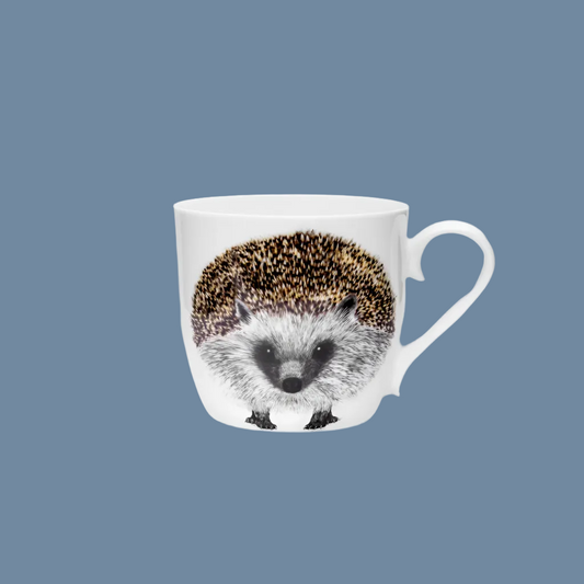 Porzellantasse mit Igel Charlotte Nicolin vor mysblauem Hintergrund