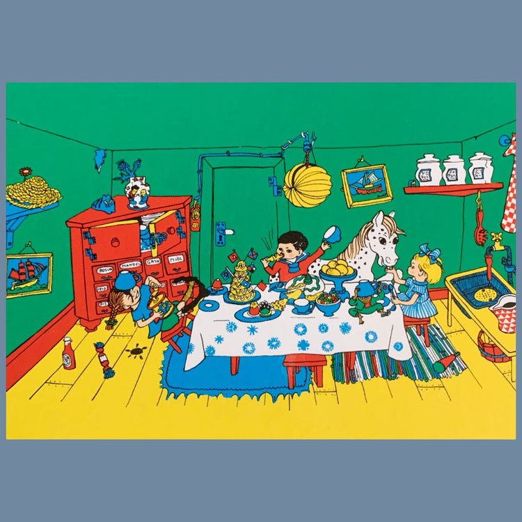 Postkarte mit Pippi Langstrumpf und Tommy und Annika beim Kaffeetrinken in der Villa Kunterbunt gezeichnet von Ingrid Vang Nyman erhältlich im Mys Shop