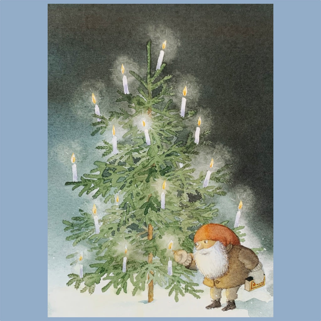 Postkarte „ Wichtel zündet die Kerzen am Weihnachtsbaum an“ Catarina Kruusval