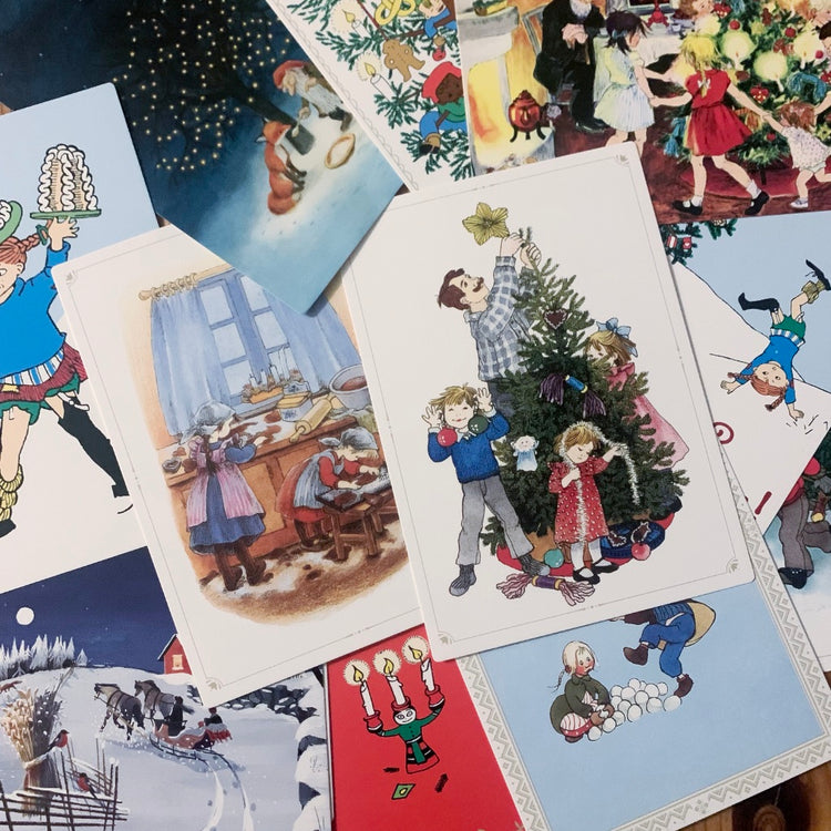 Alle Postkarten des Sets wild auf dem Tisch liegend